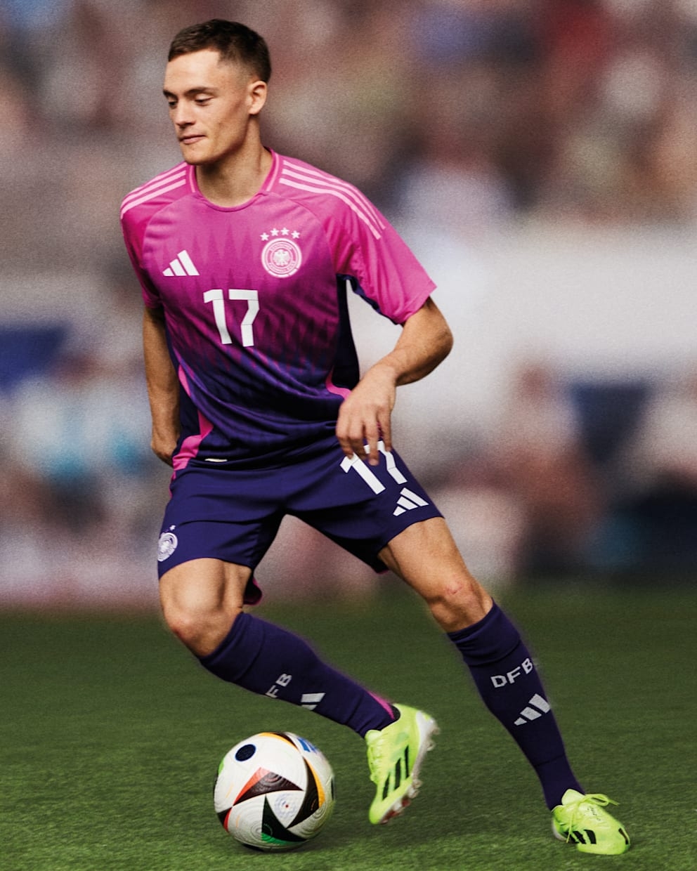 记者：德国粉紫色球衣同期销量最佳，预计对阵荷兰首次亮相