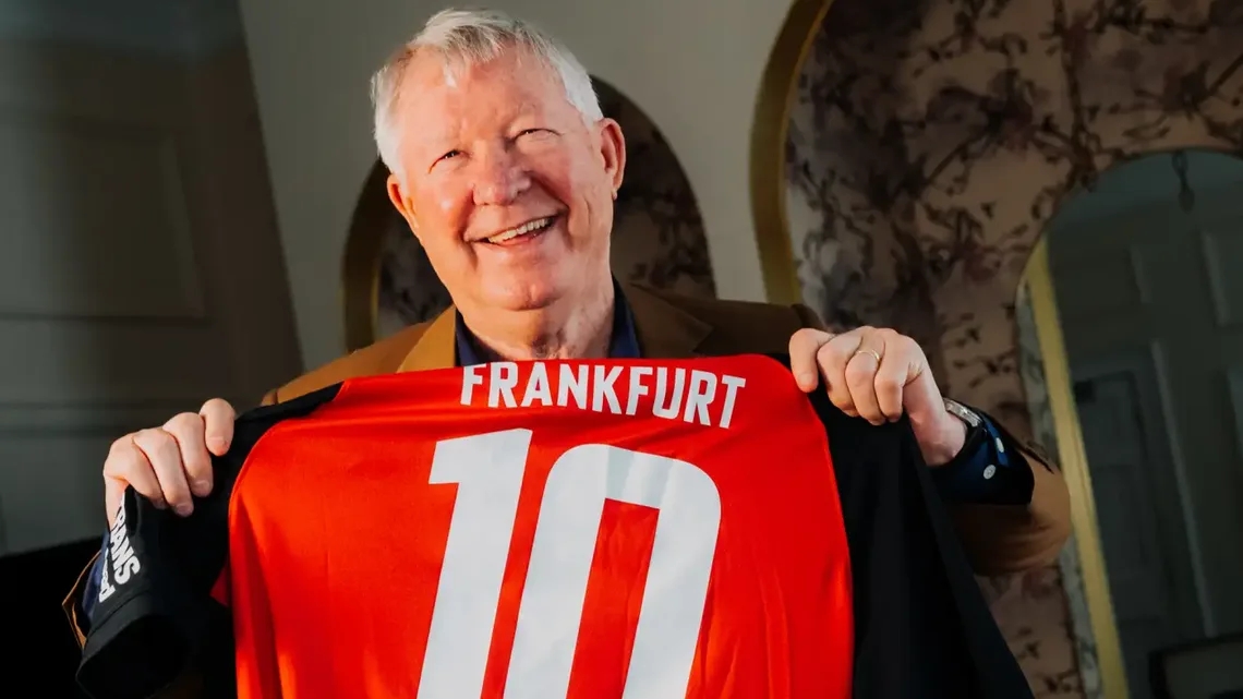 ❤️法兰克福授予弗格森终身会员资格，赠送10号纪念球衣