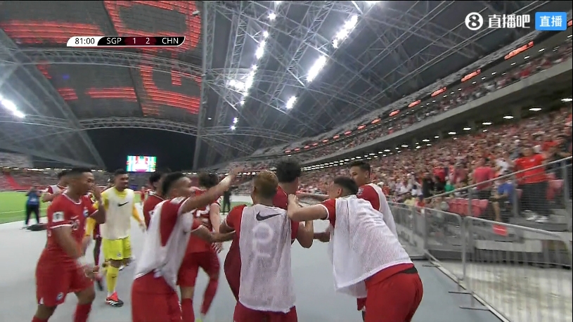 疯狂！新加坡连入2球扳平中国队，全队以及现场球迷狂欢庆祝🎉