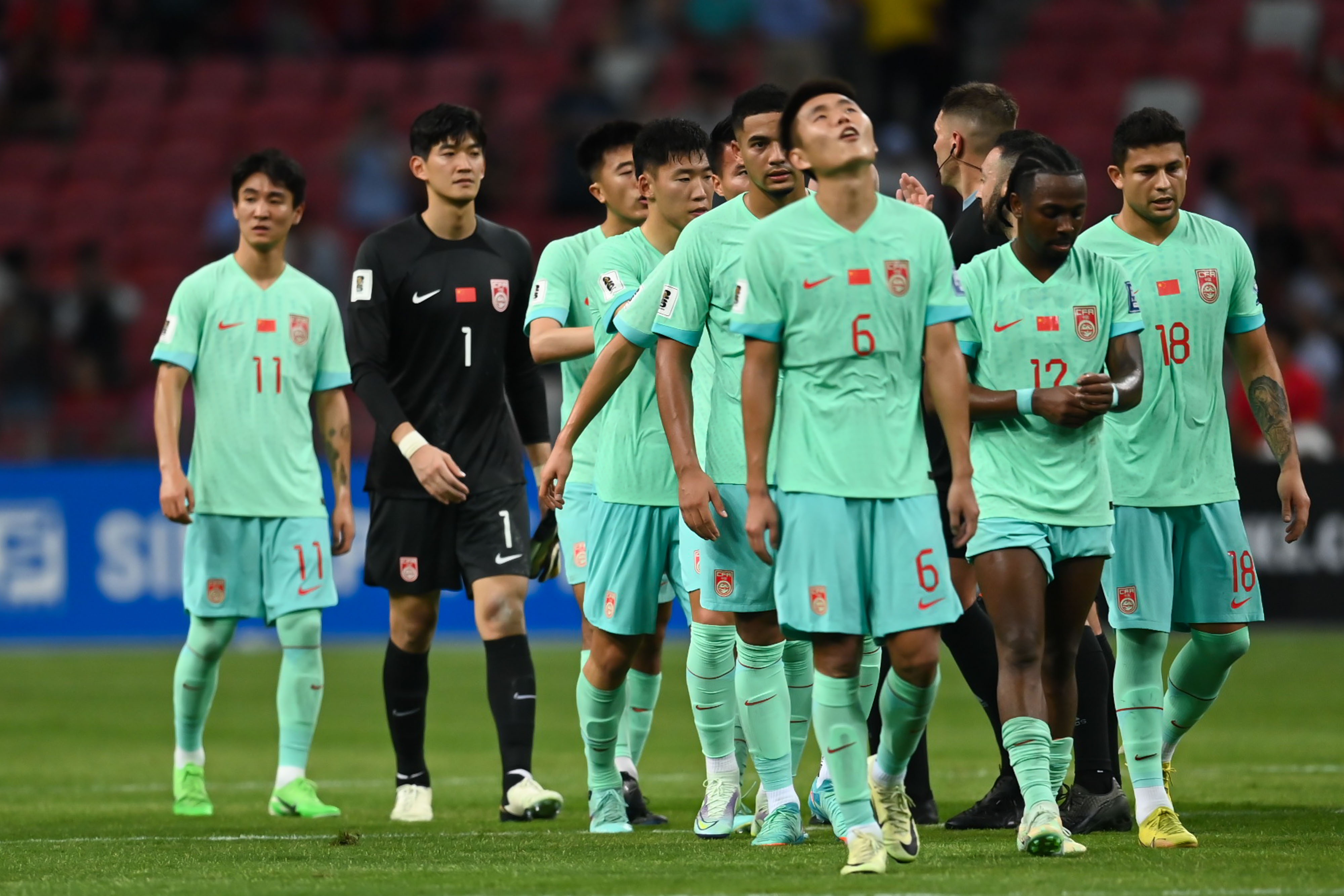 当地华人司机：新加坡早已放弃足球 不要被中国队打个8