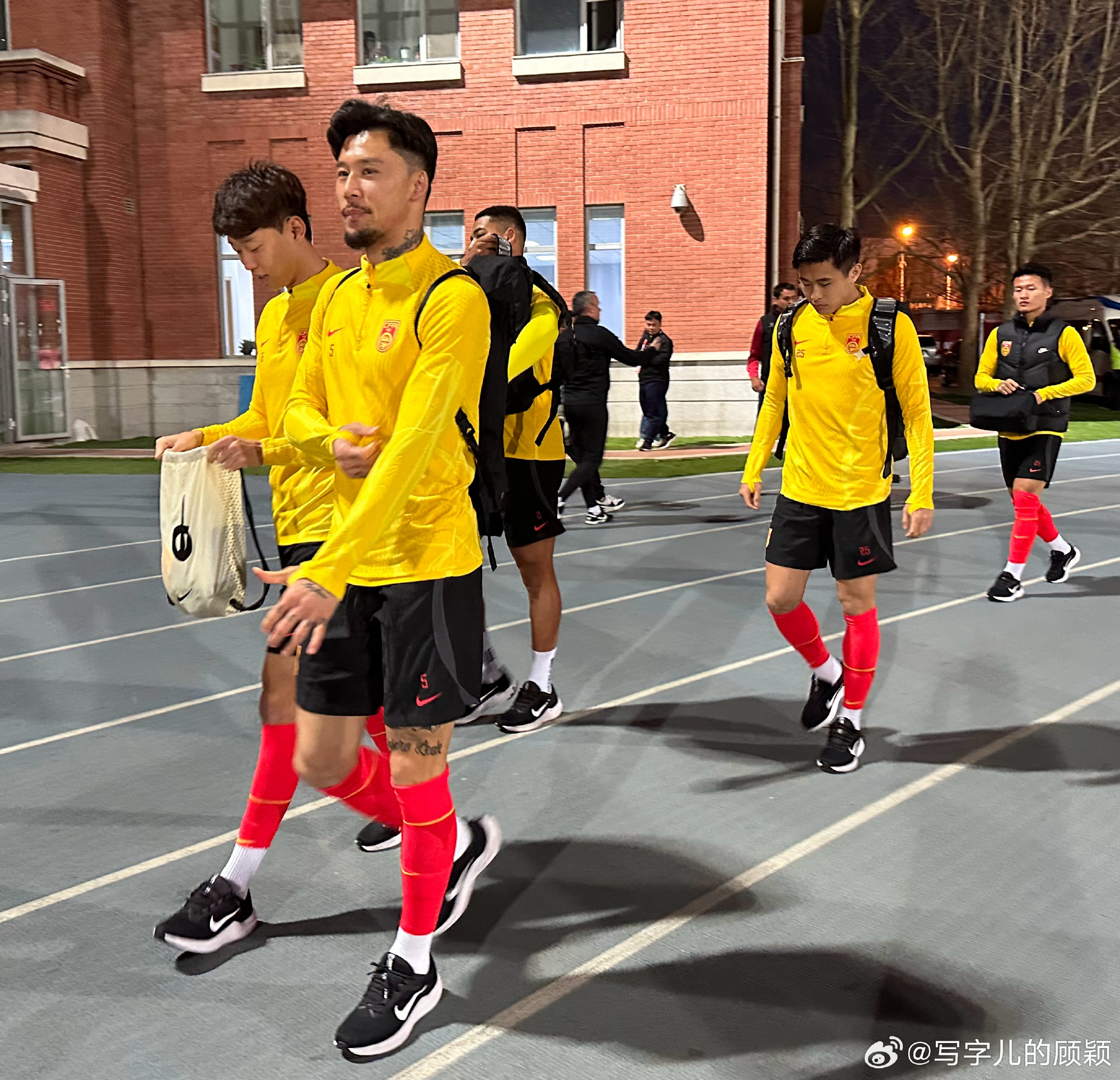 今日国足公开训练，张琳芃微笑着走进训练场😃