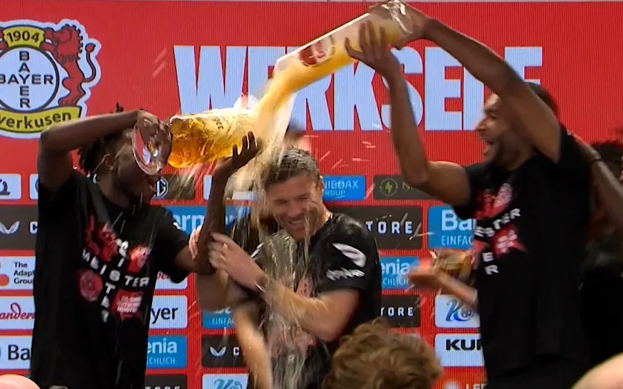 享受啤酒浴！享受图片报：阿隆索在夺冠发布会上被球员浇了6升啤酒