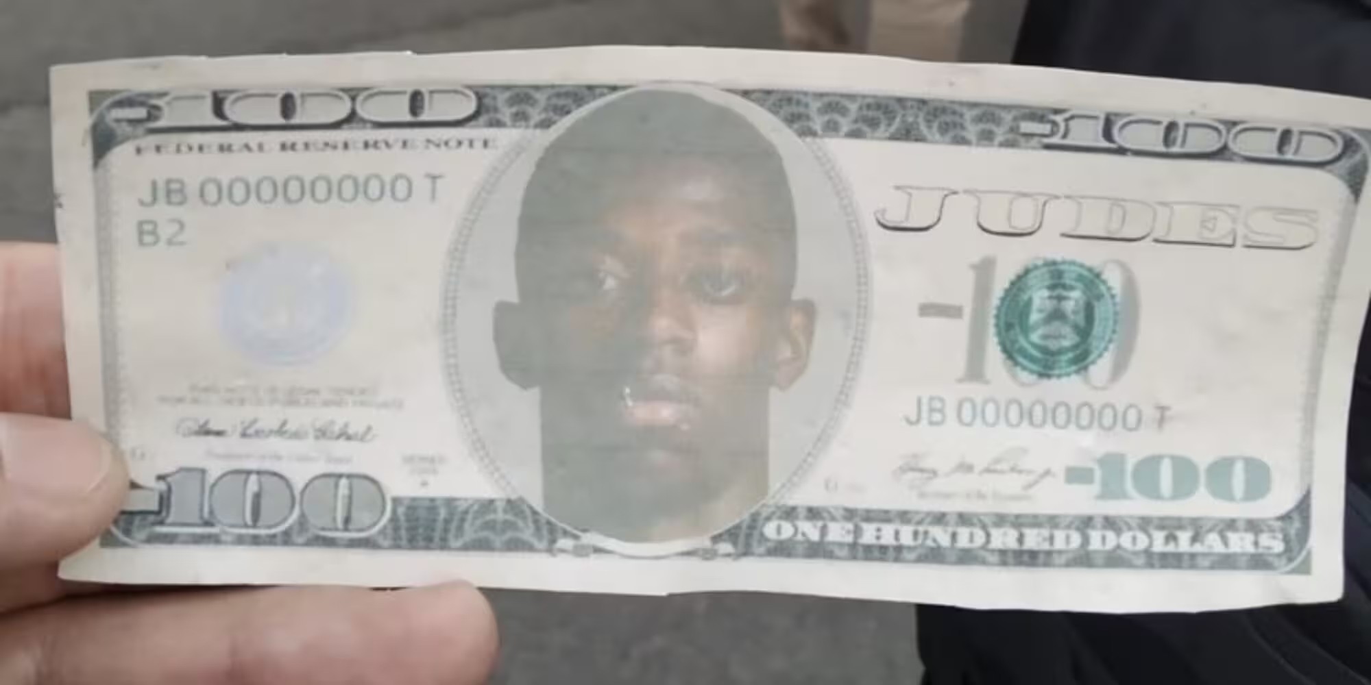 巴萨球迷印制登贝莱头像的犹大假钞：配文“犹大”+面额负100元