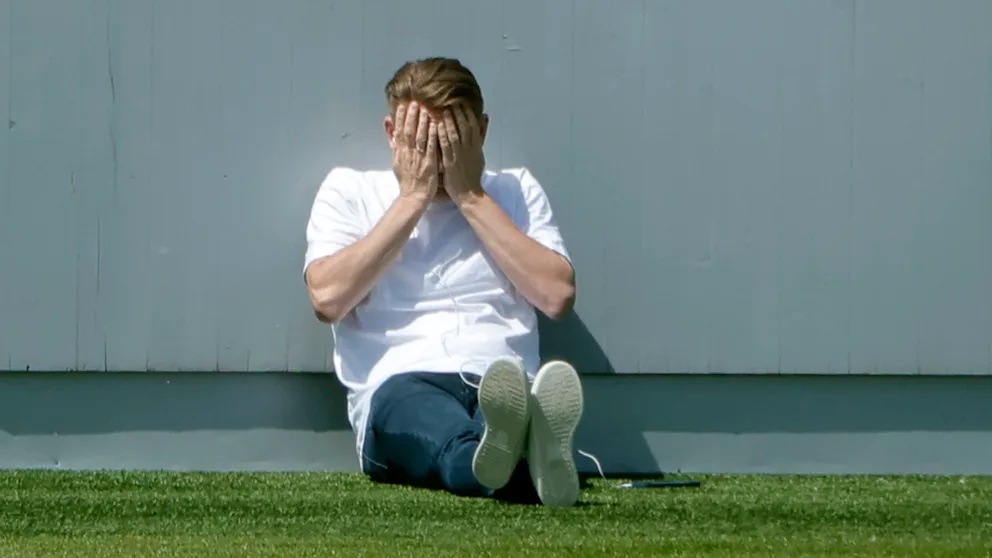 圖片報：拜仁總監弗羅因德在訓練場打電話，表情困惑並用手捂臉