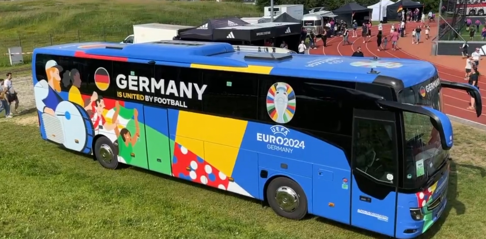 德天空揭露德國隊大巴標語：德國因足球而團結