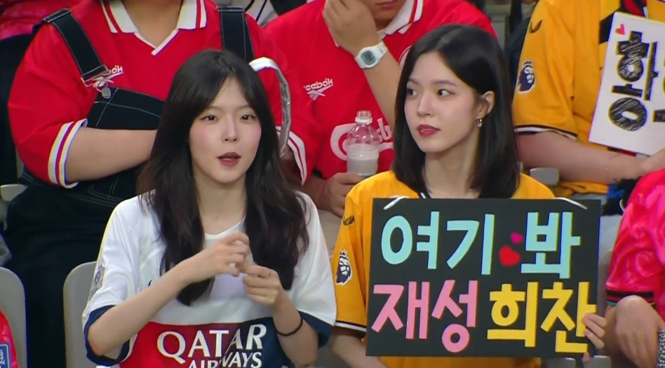 现场镜头给到韩国球迷，这两位小姐姐颜值很高😍