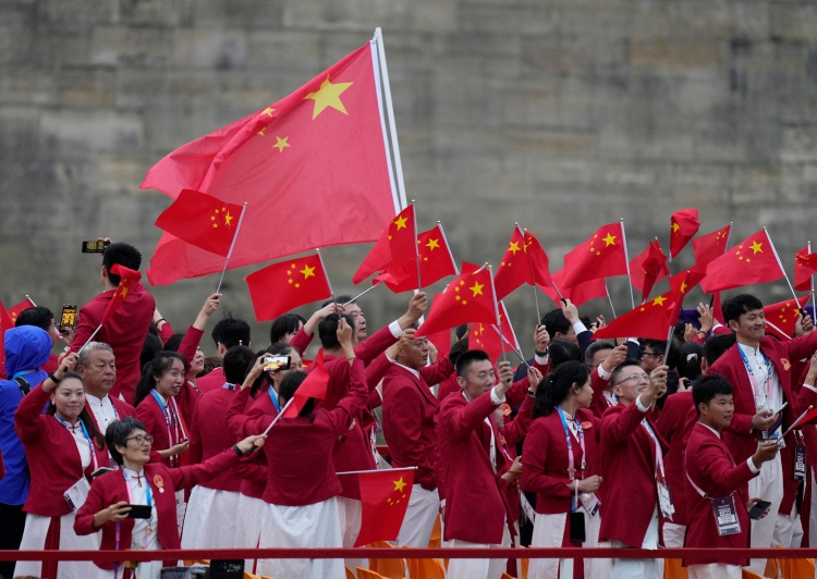 巴黎奥运会开幕式：中国奥运代表团亮相，马龙挥舞五星红旗！