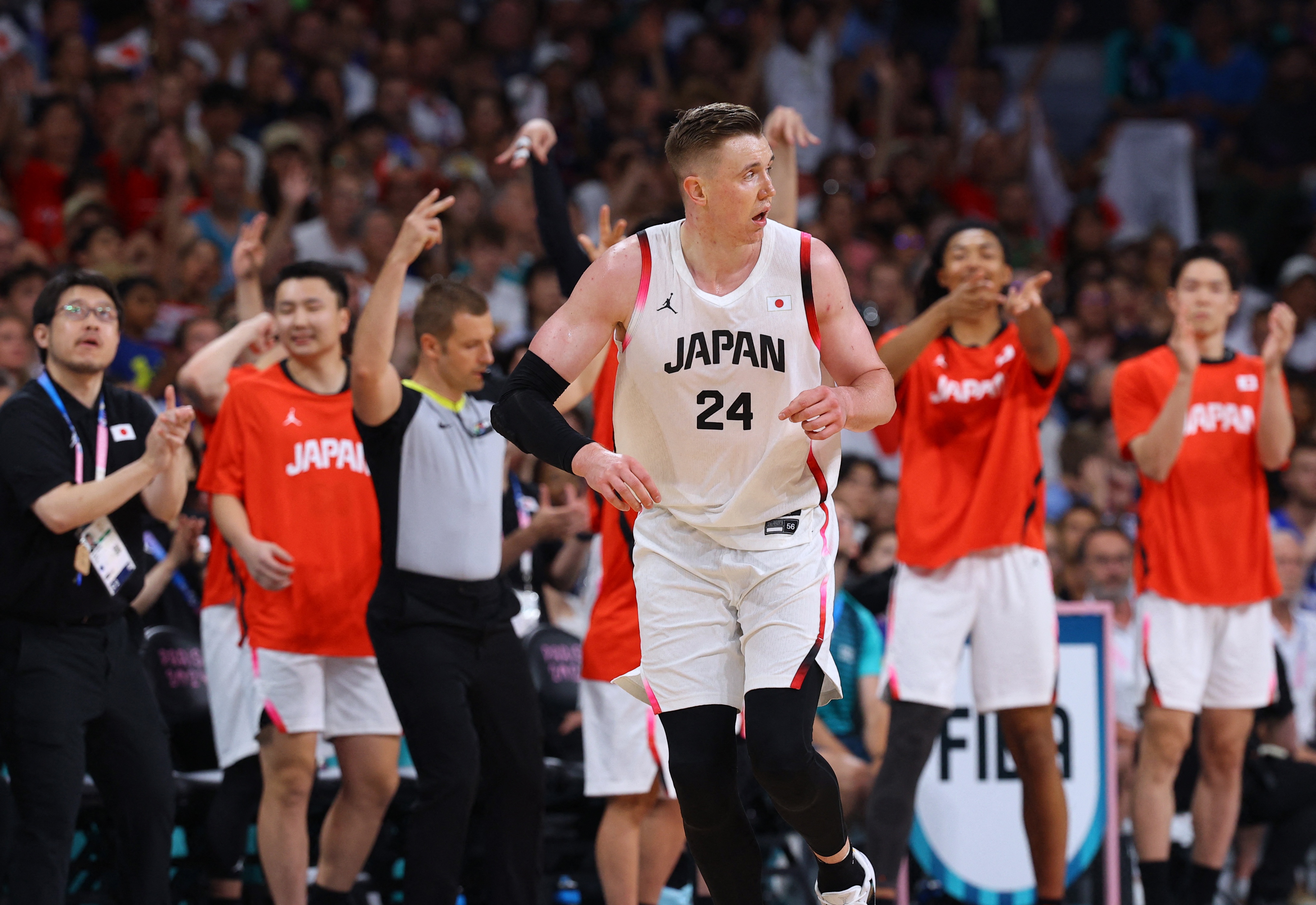 【CBA】媒体人：日本男篮最大的隐患依旧在内线 对霍金森和渡