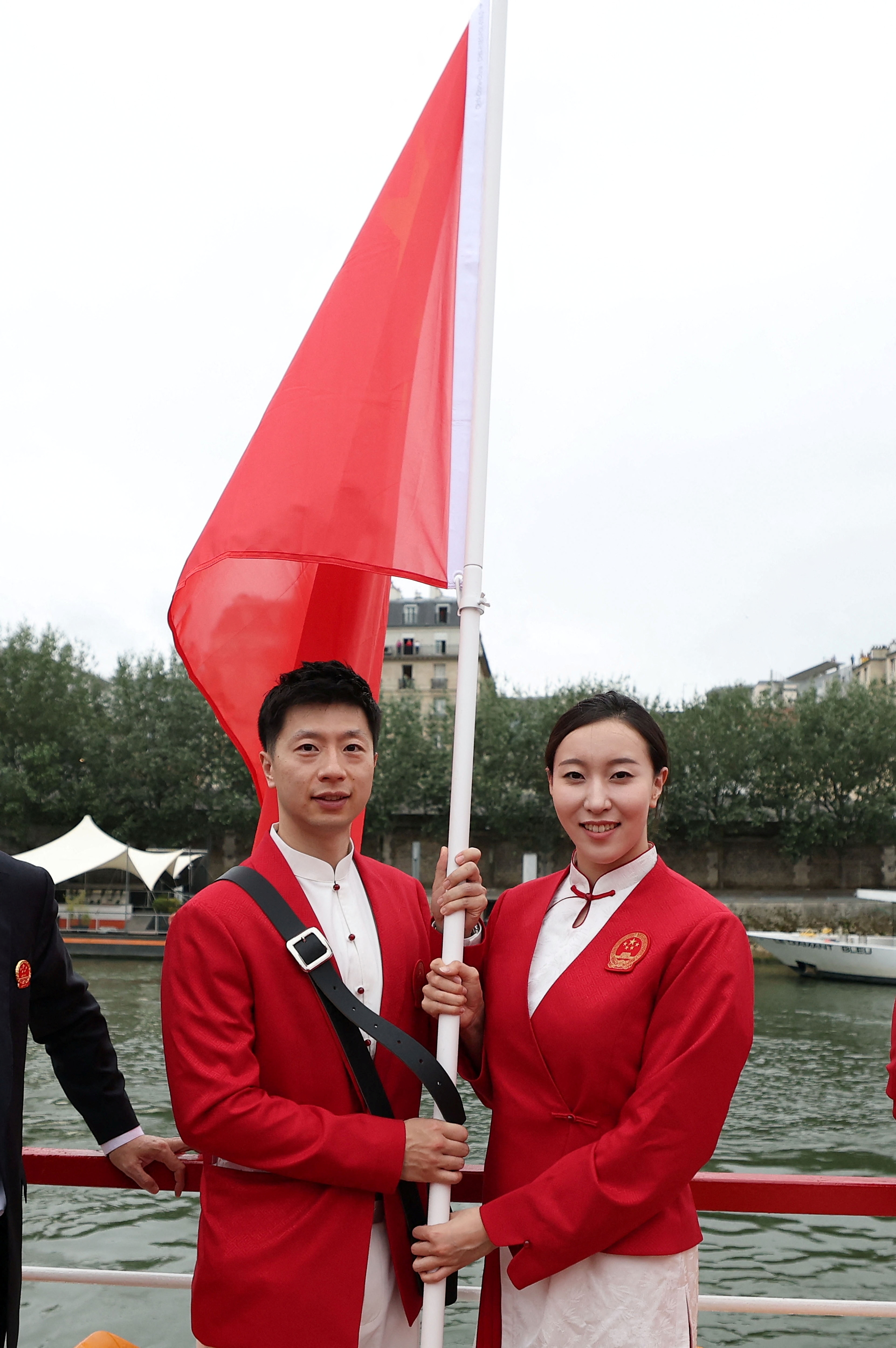 😍美满！中国奥运代表团两位旗手 马龙&冯雨都已经收获金牌！