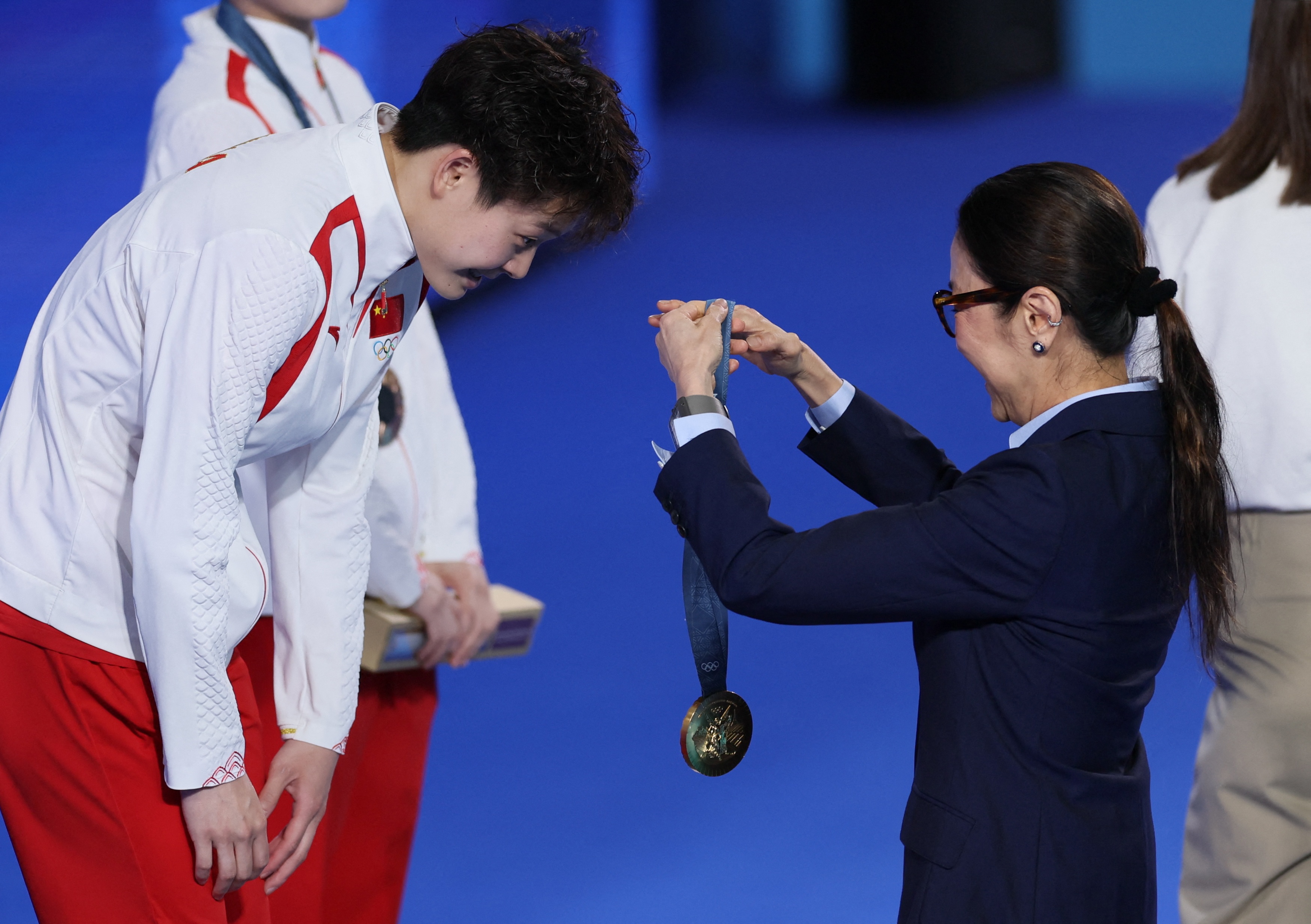 🥇🥉好莱坞华裔女星杨紫琼为陈艺文、昌雅妮颁发金牌、铜牌