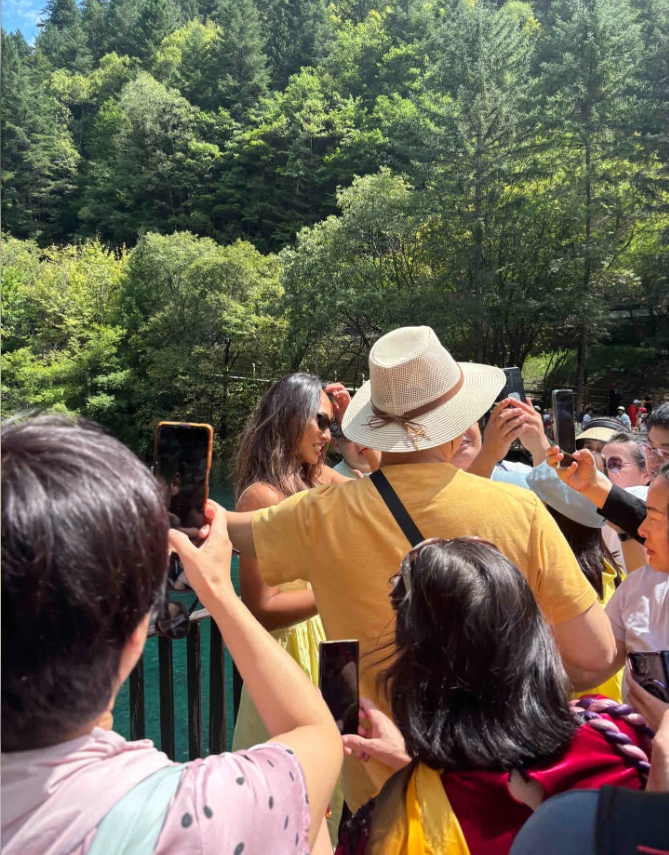 女神范十足😍郑钦文回国游玩九寨沟，一袭黄色长裙引路人围观