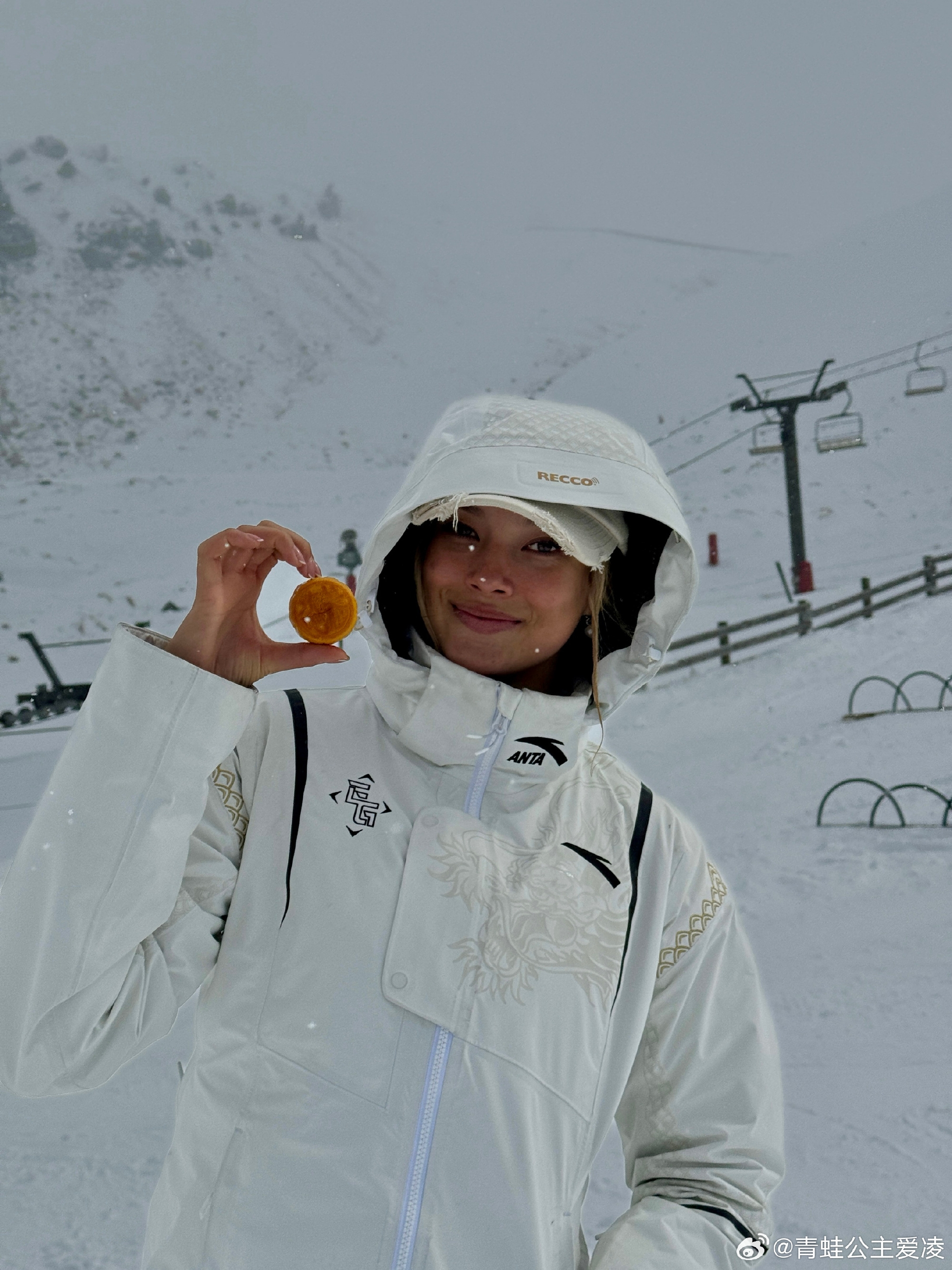 谷爱凌送中秋祝福：在风雪交加的山上吃到地道的月饼和韭菜饺子啦