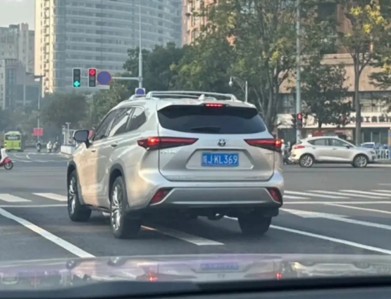 TES铁粉？！网友路上发现真爱车牌 皖J KL369