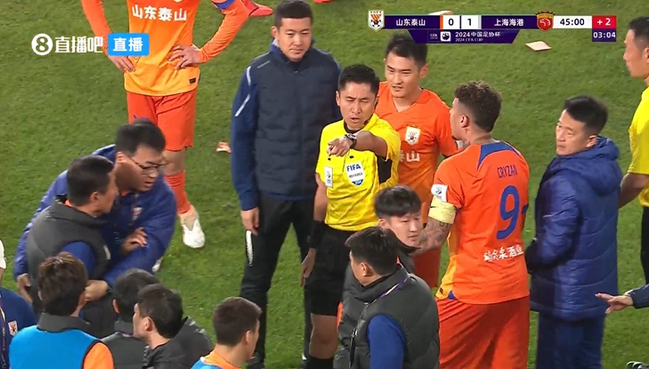 媒体人：马宁咋上头了，俩黄牌问题不大，这会的办理有点剩余