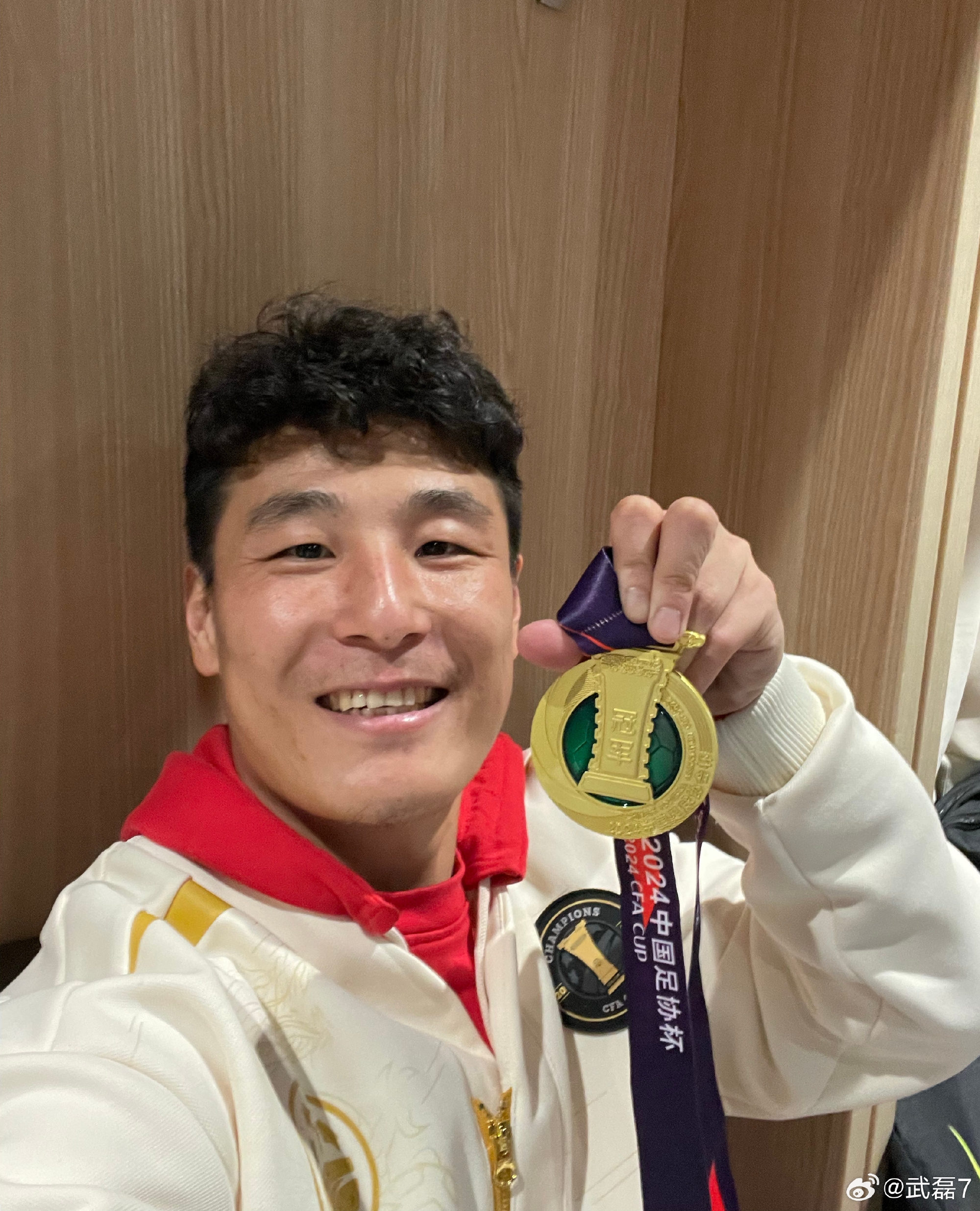 本赛季双冠王🏆武磊社媒晒奖牌：双冠🏆我们就是🐮逼