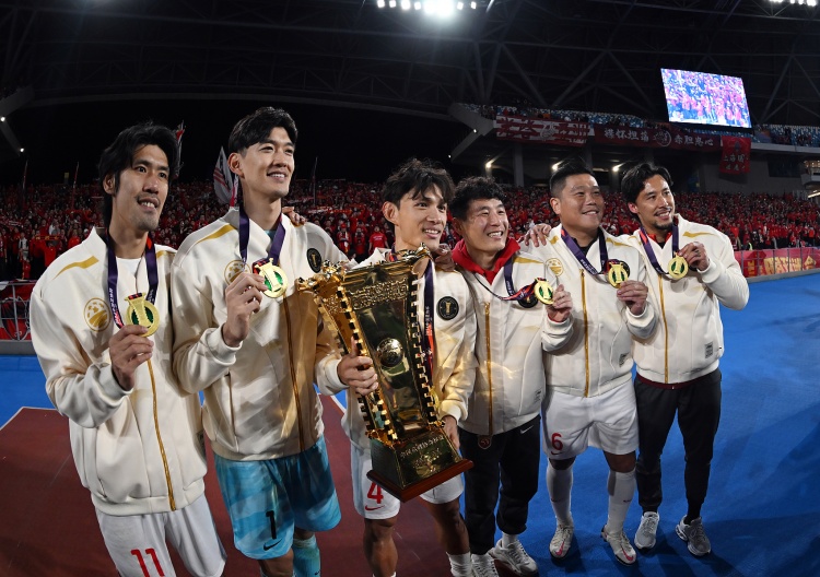 历史性时间！崇明6虎与生计首个一起取得的足协杯冠军合影