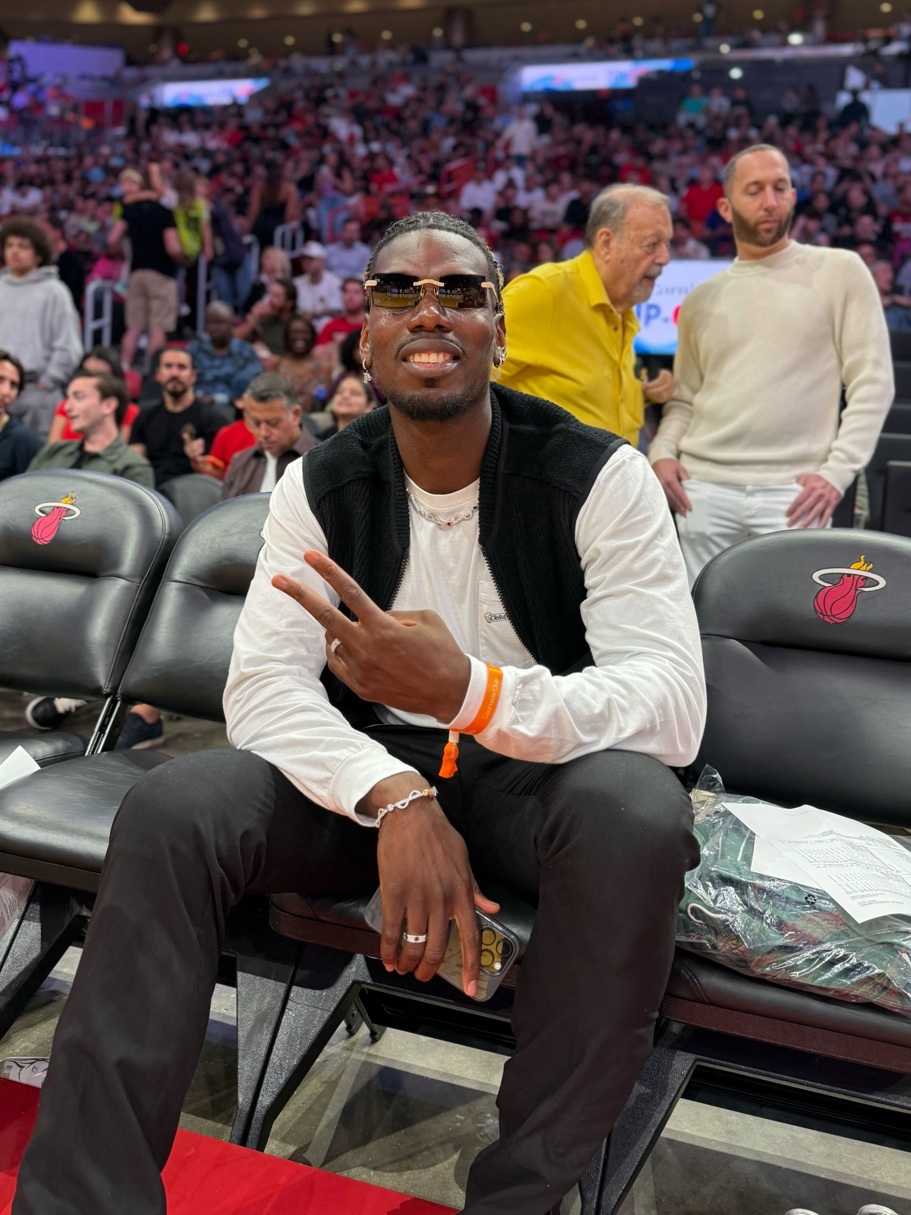享用日子，博格巴现场观看雄鹿vs热火的NBA竞赛