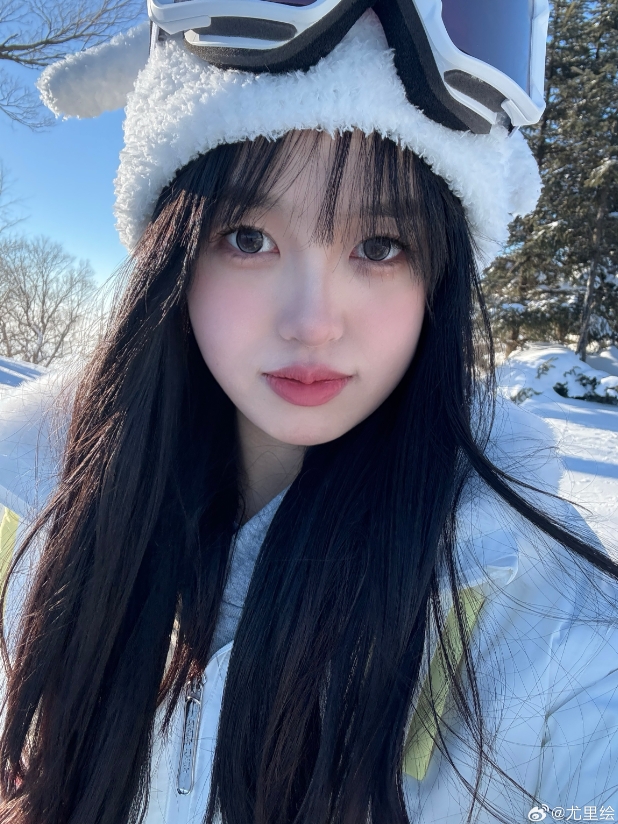 GALA女友尤里绘晒雪地美照：少女的脸红胜过一切情话！