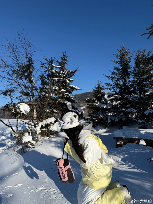 GALA女友尤里绘晒雪地美照：少女的脸红胜过一切情话！