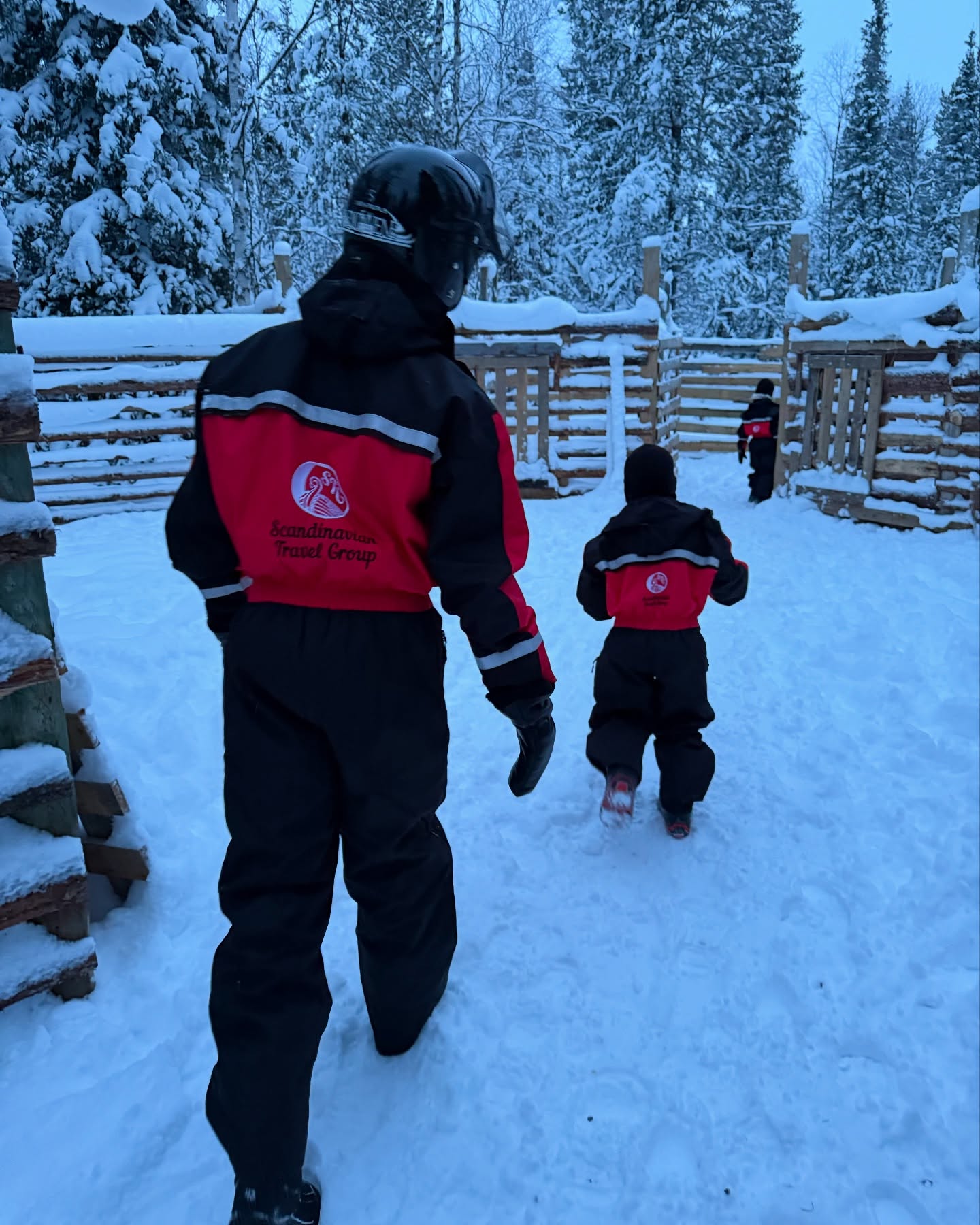 乔治娜晒全家福👨‍👩‍👧‍👦一家七口在北极滑雪⛷️