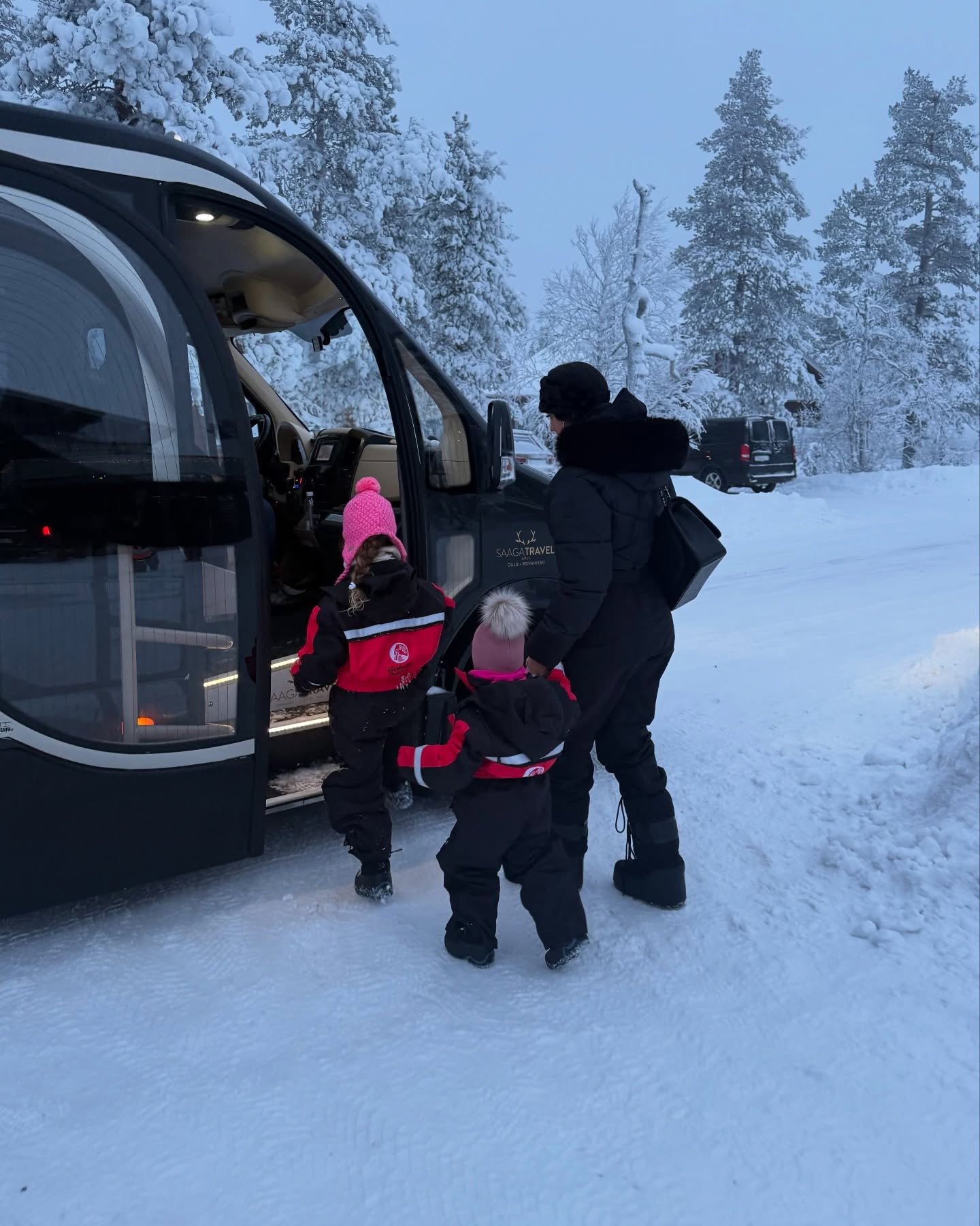 乔治娜晒全家福👨‍👩‍👧‍👦一家七口在北极滑雪⛷️