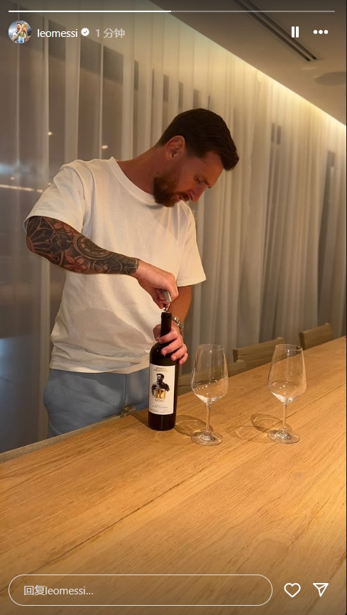  悠闲🍷梅西更新ins快拍，开自己刚推出的限量款葡萄酒