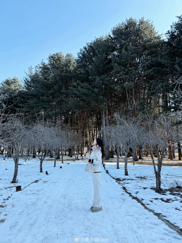 Doinb妻子糖小幽晒照：Hi～来自雪地的明信片 (⑉• •⑉)..♡