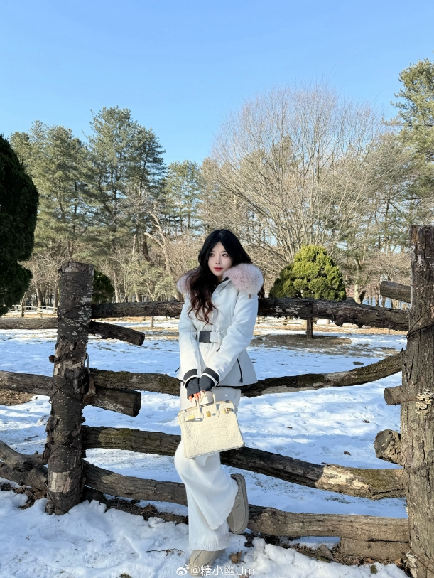 Doinb妻子糖小幽晒照：Hi～来自雪地的明信片 (⑉• •⑉)..♡