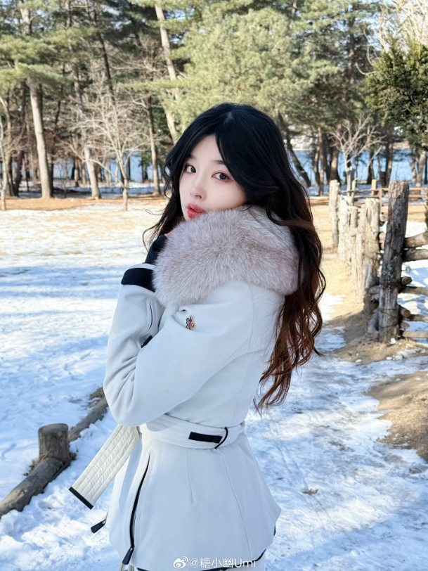 Doinb妻子糖小幽晒照：Hi～来自雪地的明信片 (⑉• •⑉)..♡