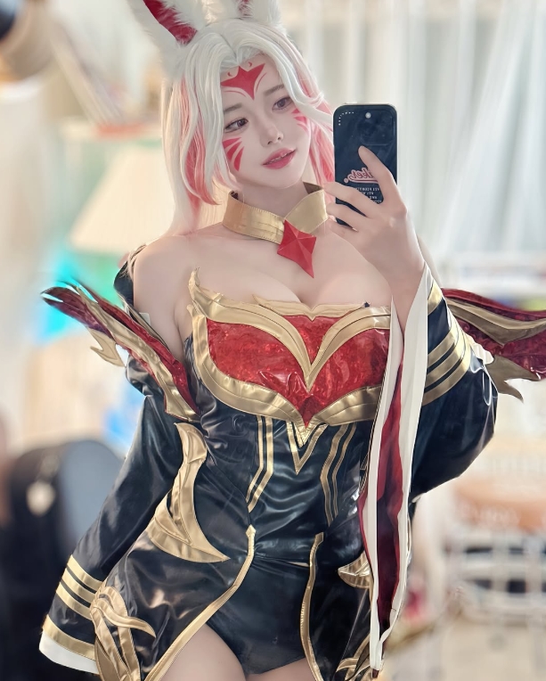 狠狠的魅惑李哥！Faker美女粉丝Cos名人堂阿狸：Legendneverdie