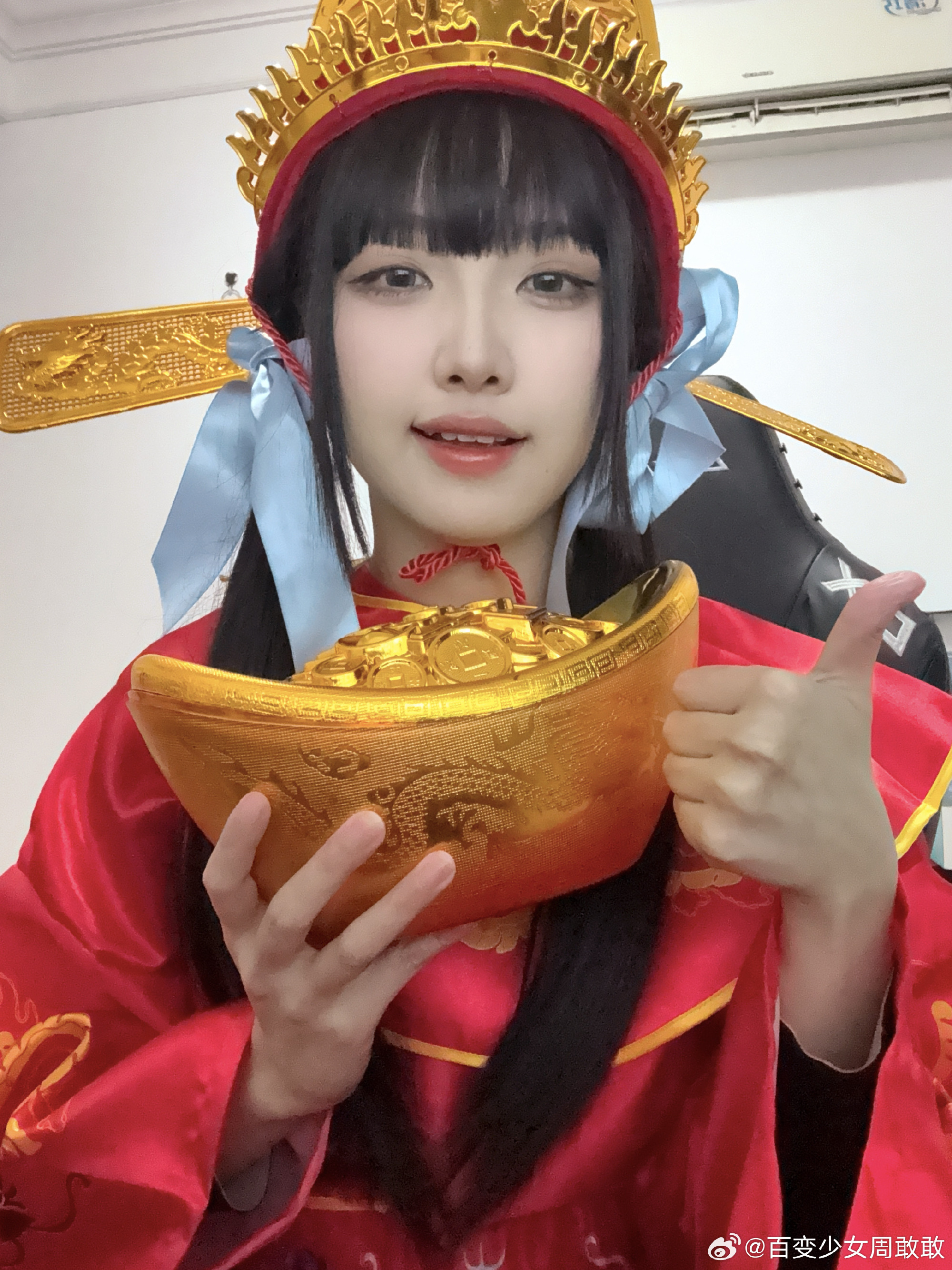 mk体育在线官网要的就是财神爷！LPL互动女主持人周敢敢晒照：祝大家新年多赚钱~