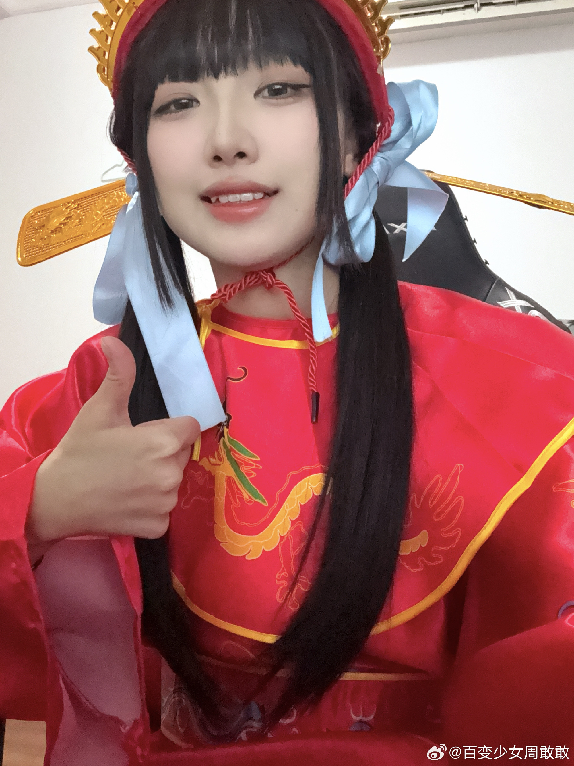 png电子要的就是财神爷！LPL互动女主持人周敢敢晒照：祝大家新年多赚钱~