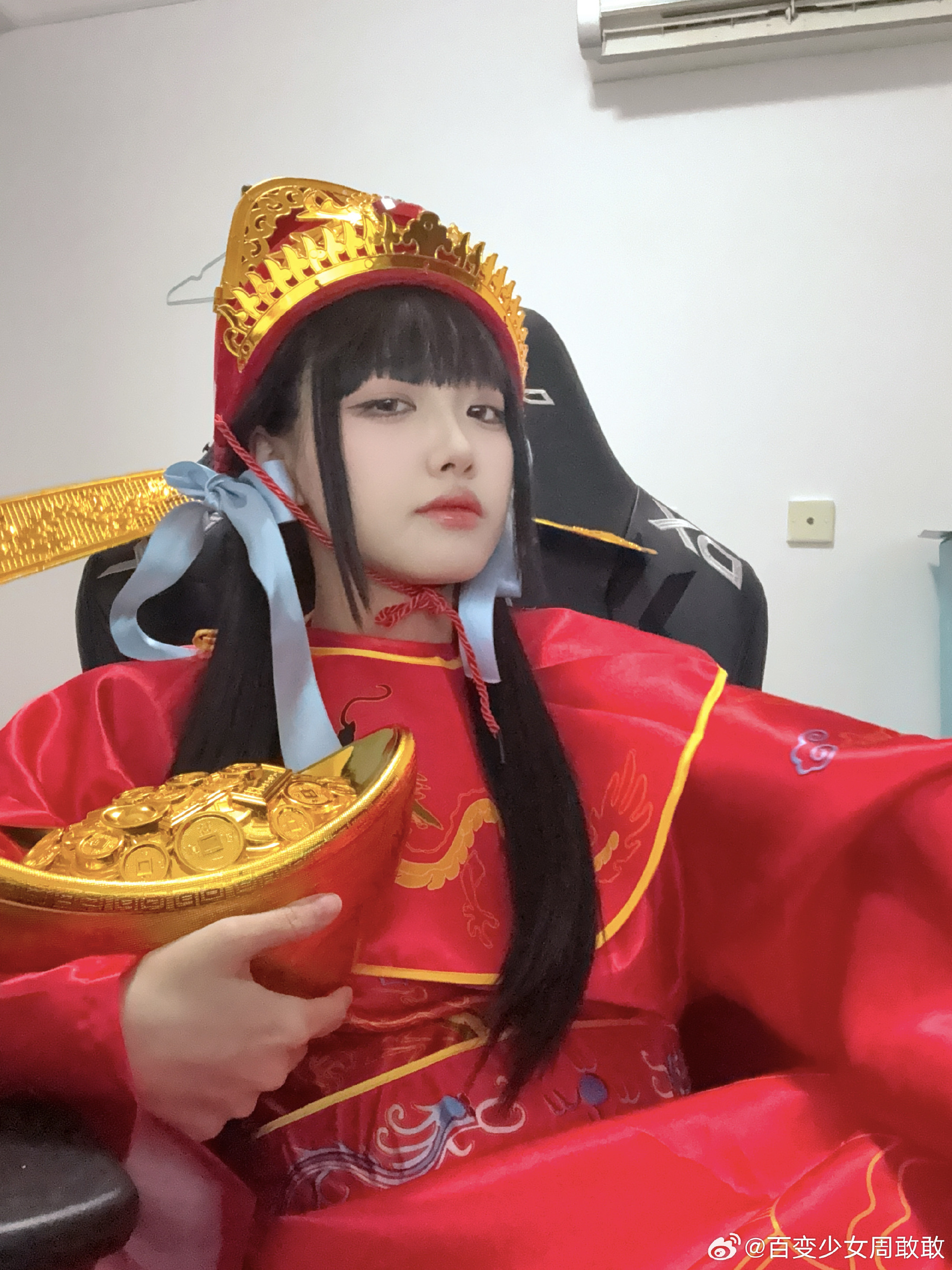 要的就是财神爷！LPL互动女主持人周敢敢晒照：祝大家新年多赚钱~