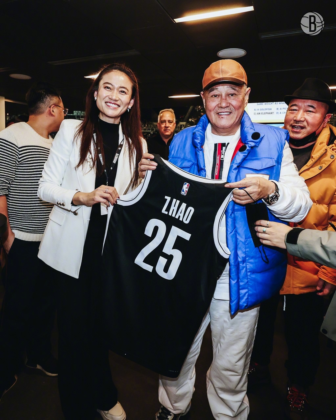 艾玛🤩赵本山、宋小宝、“刘能”现场观看NBA 获赠专属篮网球衣