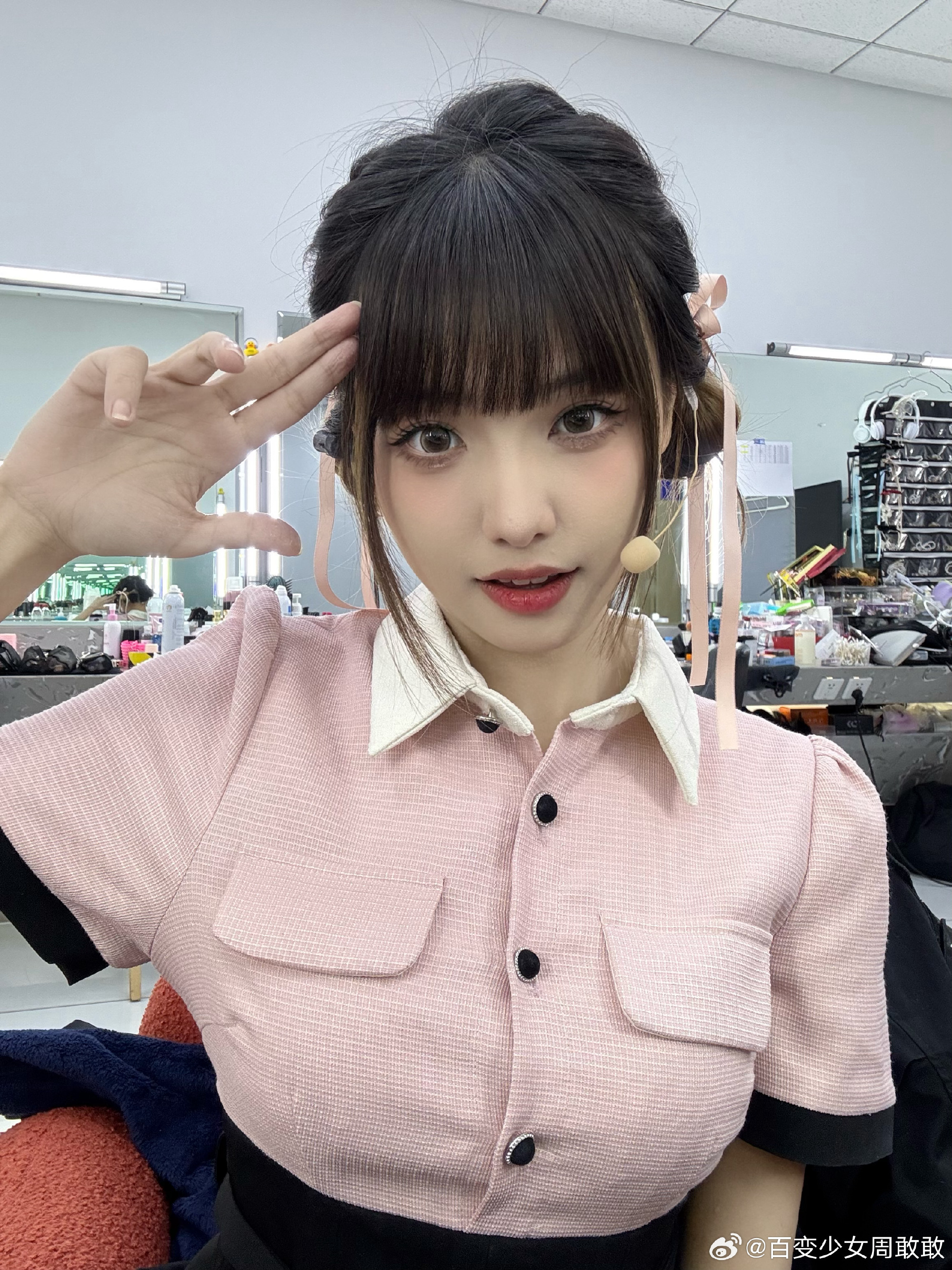 DB电子官网互动女主持人周敢敢分享工作美照：这衣服显得我脖子以下全是腿~