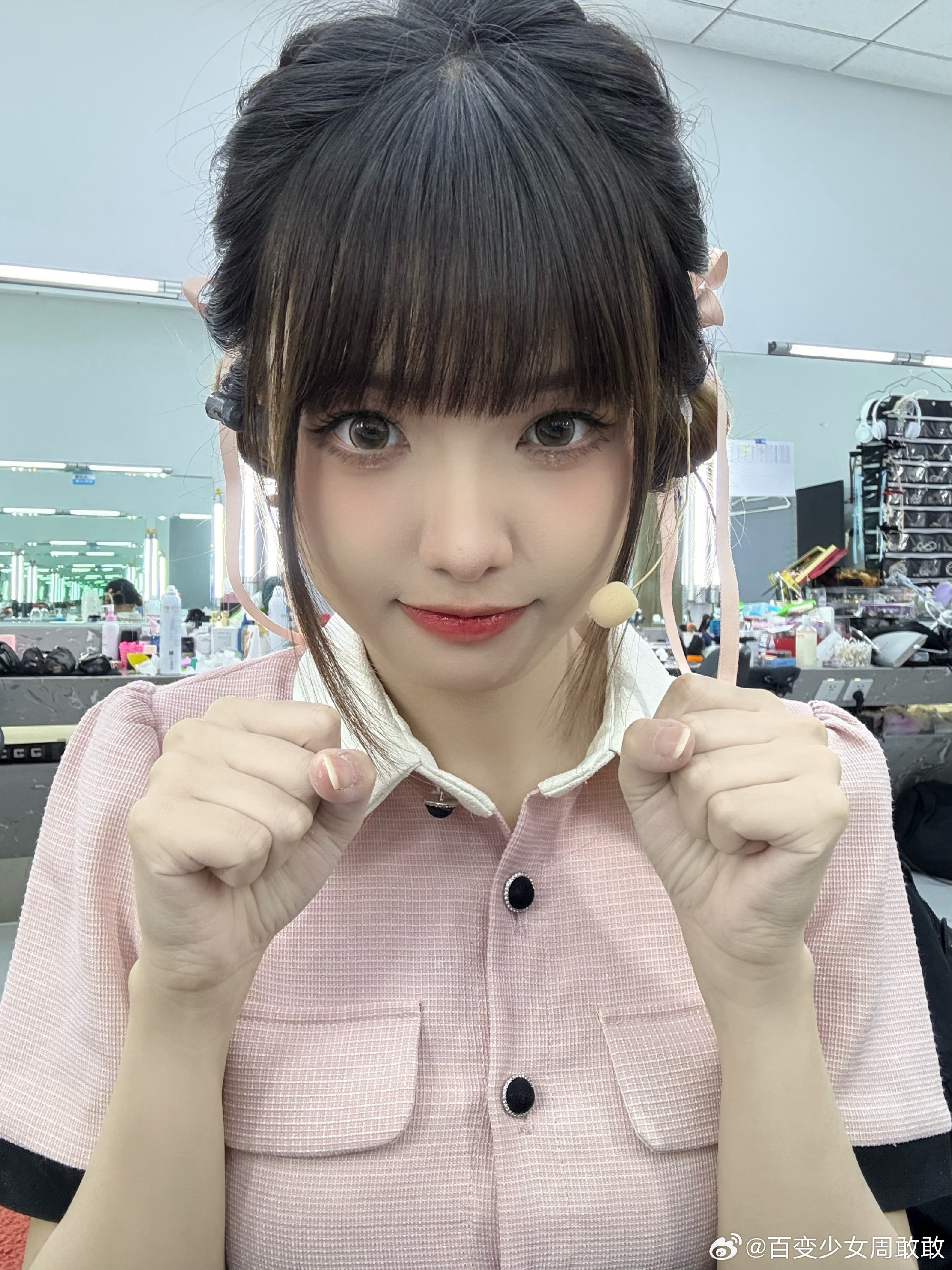 DB电子官网互动女主持人周敢敢分享工作美照：这衣服显得我脖子以下全是腿~