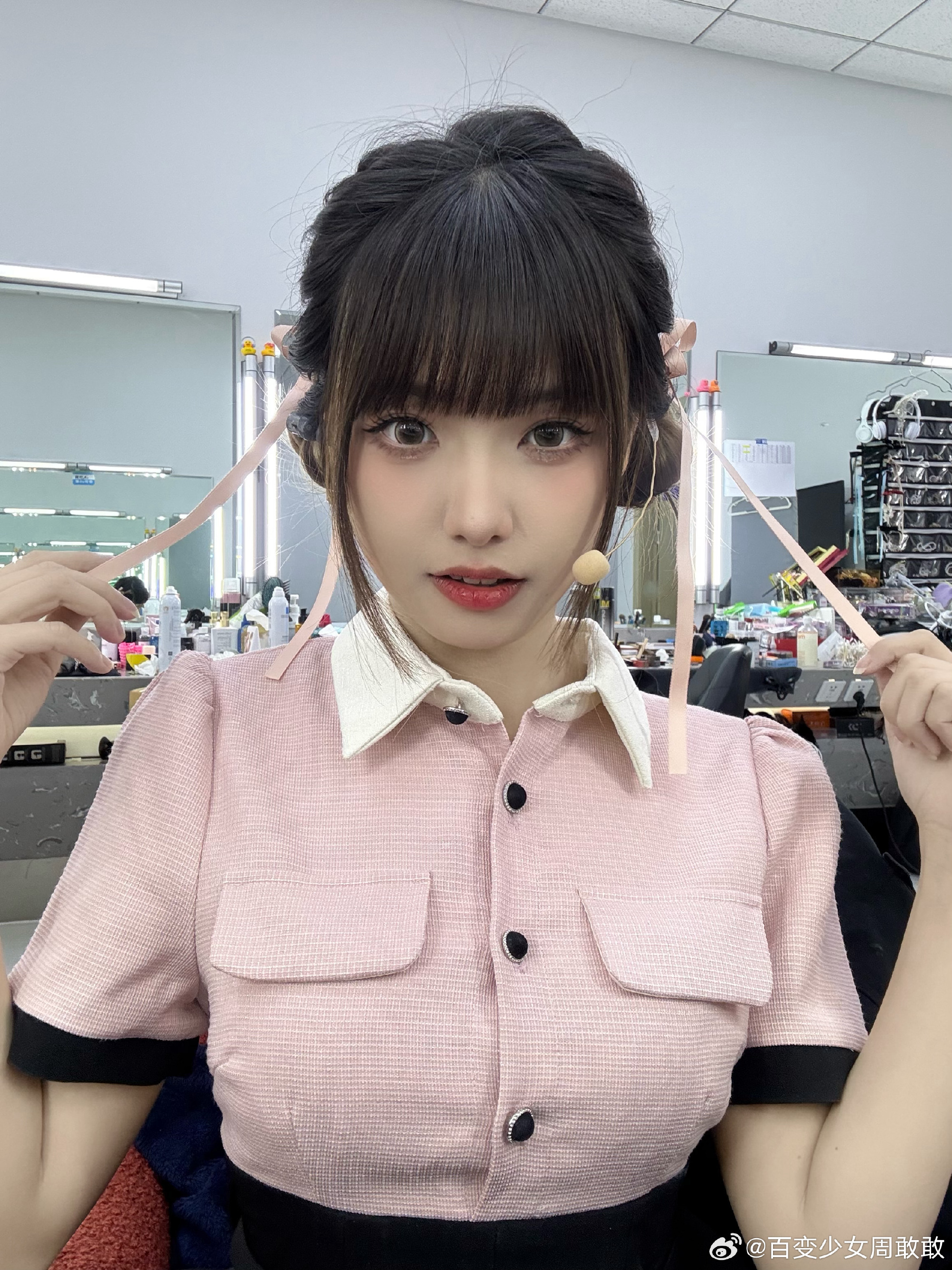 DB电子官网互动女主持人周敢敢分享工作美照：这衣服显得我脖子以下全是腿~