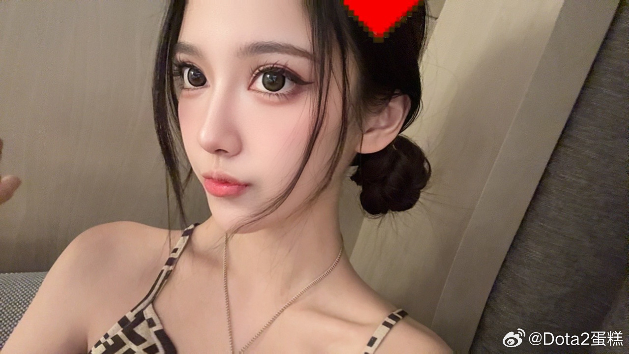 这么清凉吗？DOTA2美女解说蛋糕晒照：广州就是这种温度