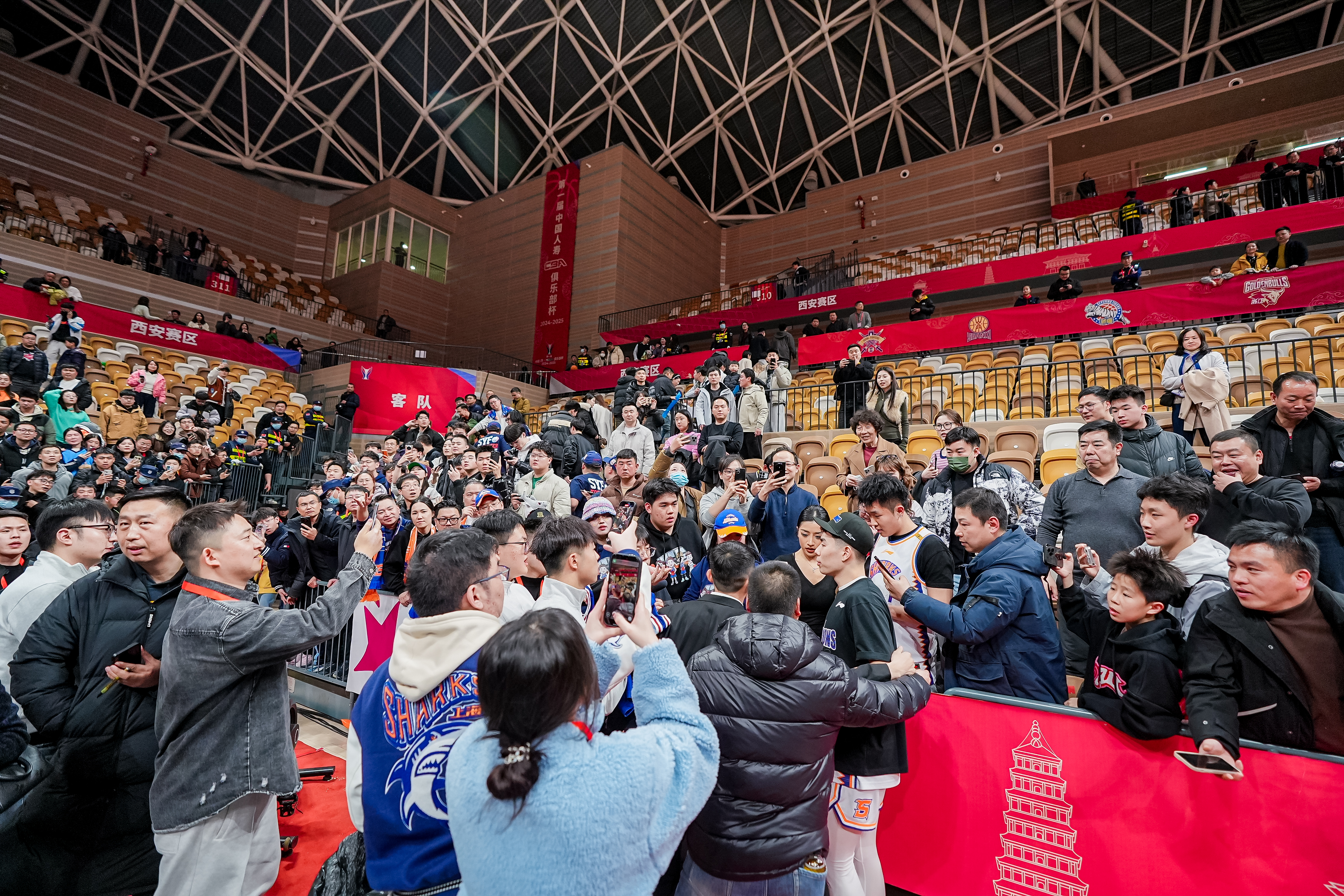 谈球吧(中国)官方网站高人气🤓昨晚俱乐部杯决赛结束后 李添荣携女友和现场观众合影