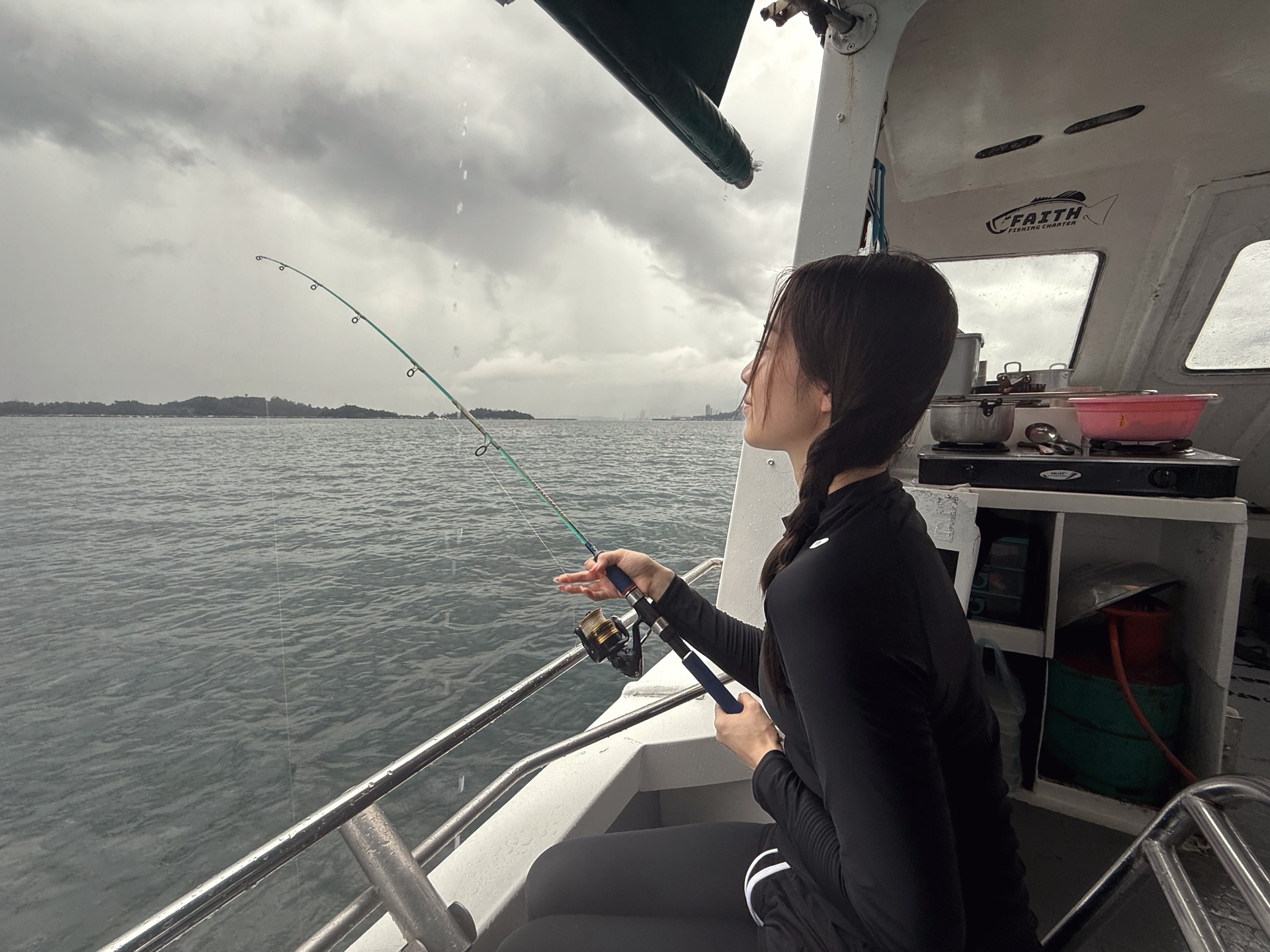 LPL女主持人余霜分享出海钓鱼自拍：新手村玩家今天钓了8条鱼🐟