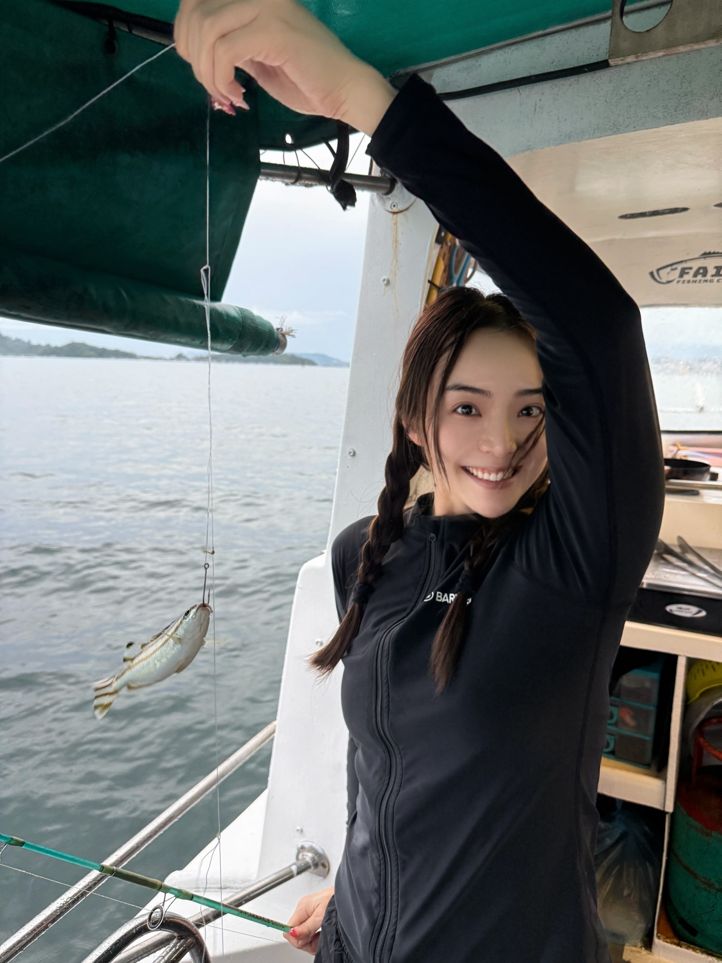 LPL女主持人余霜分享出海钓鱼自拍：新手村玩家今天钓了8条鱼🐟