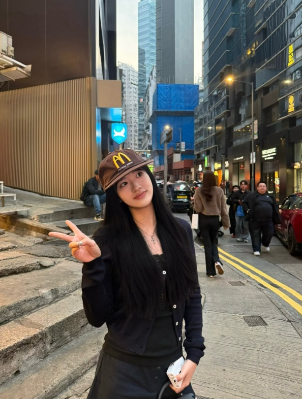 谈球吧(中国)官方网站JackeyLove女朋友吴55分享香港旅游照：手提爱马仕，购置巴黎世家