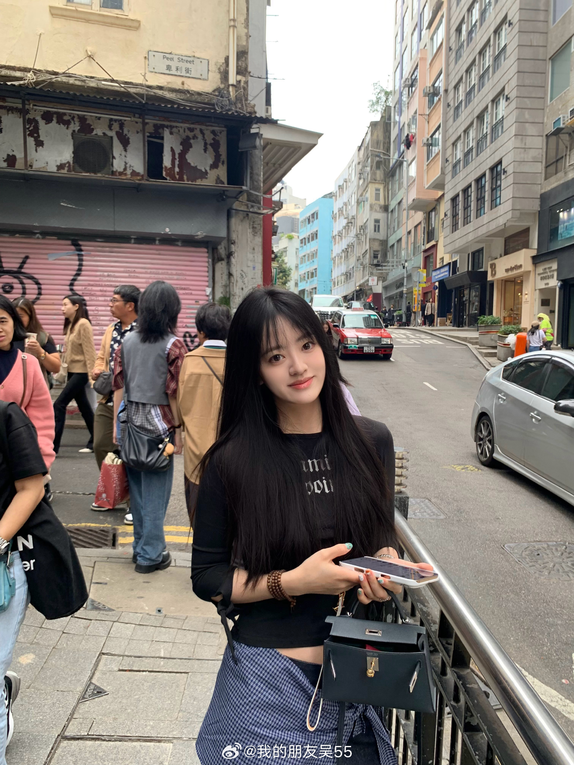 谈球吧(中国)官方网站JackeyLove女朋友吴55分享香港旅游照：手提爱马仕，购置巴黎世家