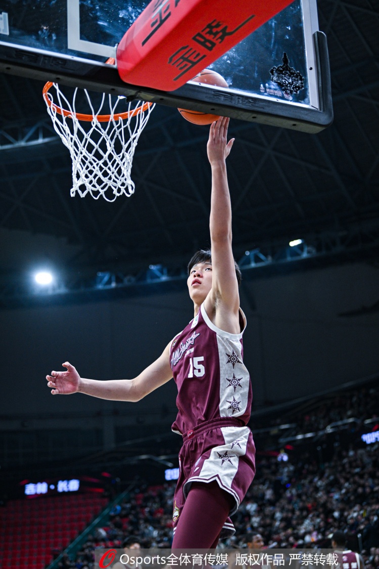 谈球吧未来之星！杨瀚森12中10得到21分7篮板2助攻