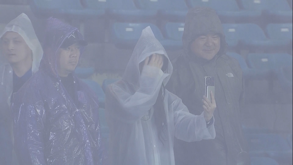 🌧️大雨倾盆！川崎主场雨势较大，申花众将冒雨在场上热身