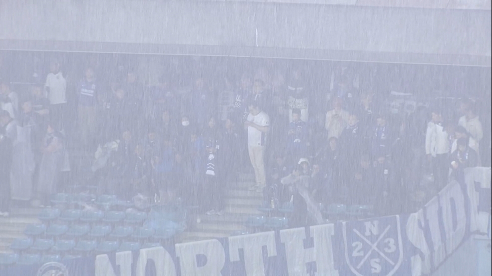 🌧️大雨倾盆！川崎主场雨势较大，申花众将冒雨在场上热身