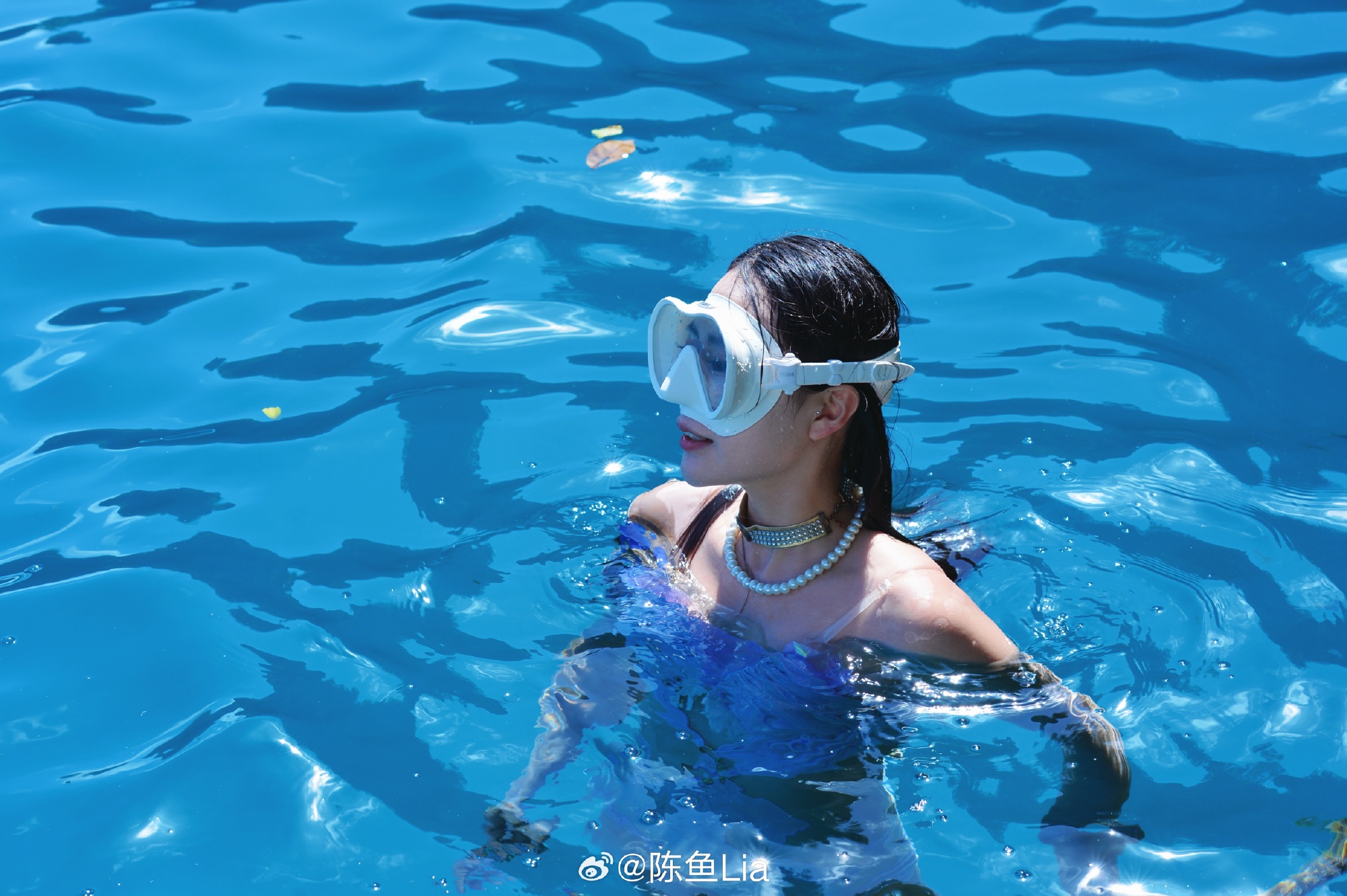 永劫无间赛事女主持人陈鱼晒照：海边🌊比基尼😍身材真不错~