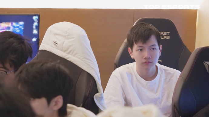 “LPL第一中单”😅 小奶油优势迷失劣势查无此人 被Zeka打爆全场9-14-12