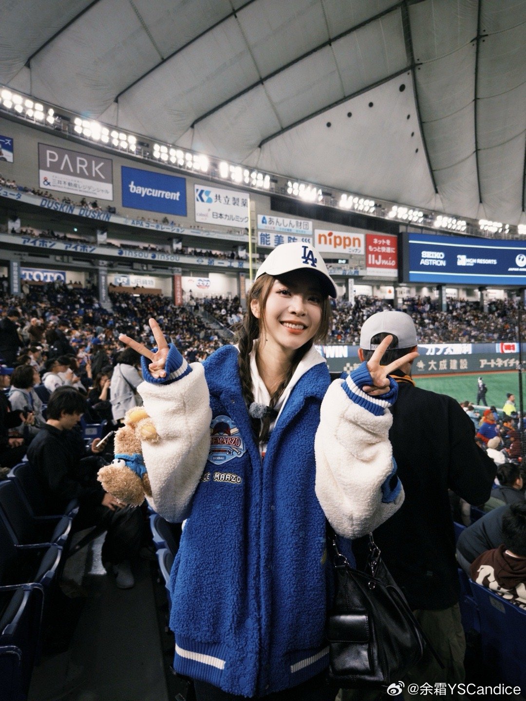 余霜晒出观赛东京MLB自拍：穿着管哥的衣服和朋友来看大谷翔平~