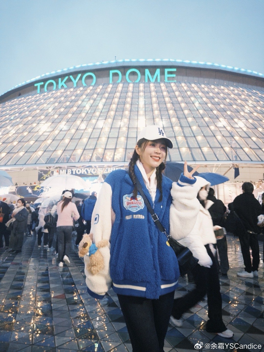 余霜晒出观赛东京MLB自拍：穿着管哥的衣服和朋友来看大谷翔平~